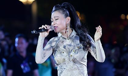 Thu Minh thướt tha áo dài hát mừng sinh nhật Bác