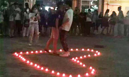 Cặp nam sinh Trung Quốc tỏ tình lãng mạn, ôm hôn nhau giữa sân trường