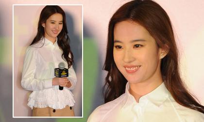 Lưu Diệc Phi xuất hiện tươi rói sau khi bị fan xô ngã đập đầu