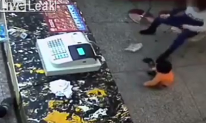 Mẹ đánh con dã man chỉ vì chiếc bánh rơi