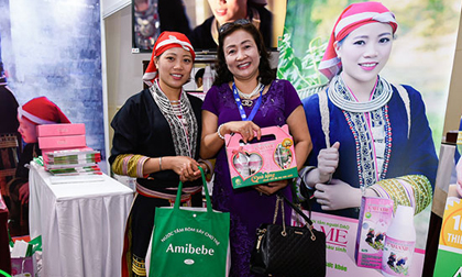 Nước tắm người Dao đỏ tạo ấn tượng mạnh tại hội nghị sản phụ khoa lần thứ 16