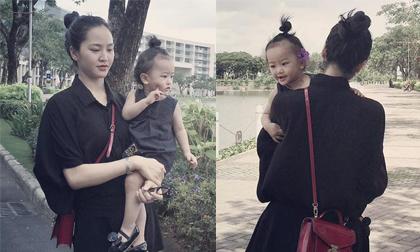 Hai mẹ con Phan Thị Lý diện đồ 'tông xuyệt tông' đi dạo phố