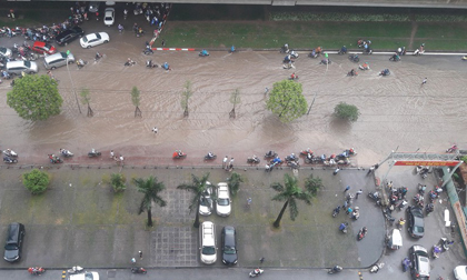 Mưa suốt đêm, nhiều phố Hà Nội ngập sâu, giao thông tê liệt