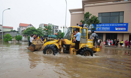 Người dân Thủ đô cưỡi máy xúc vượt ngập lụt giữa đường phố