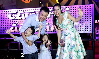 Ông xã 'tháp tùng' Ốc Thanh Vân và 2 con đi xem phim