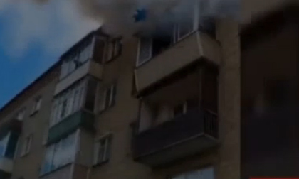 Bố mẹ ném con từ tầng 5 để thoát khỏi đám cháy