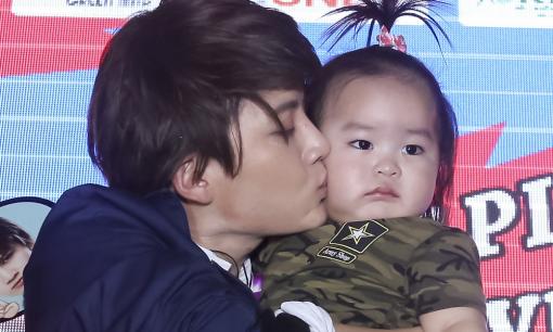 Golf vừa nựng nịu, vừa hôn cuồng nhiệt fan nhí