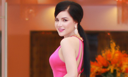 Hoa khôi Vy Marya rạng rỡ đi xem thời trang