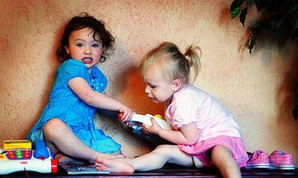 Mách mẹ cách dạy con không ăn vạ, cướp đồ chơi 