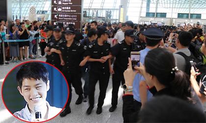 Nhân viên an ninh phải quây thành vòng tròn để bảo vệ Song Joong Ki 