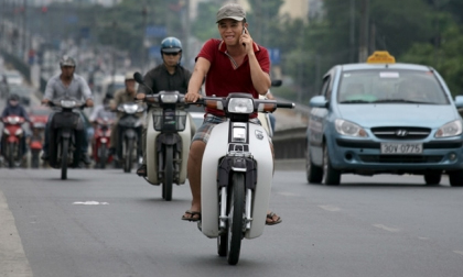 Từ 1/8, phạt tiền 'tươi' nếu đi xe máy nghe điện thoại di động