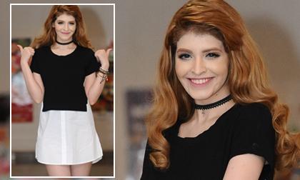 Andrea gợi cảm với váy siêu ngắn đi xem phim