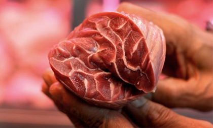 Bóc trần thủ đoạn làm món bít tết giả bằng... keo dính thịt