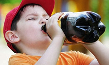 Sai lầm cực lớn của cha mẹ: Cấm con ăn bim bim, bánh kẹo và uống nước ngọt có ga