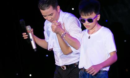 Đến cả cậu bé mù cũng mê nhạc Mr. Đàm