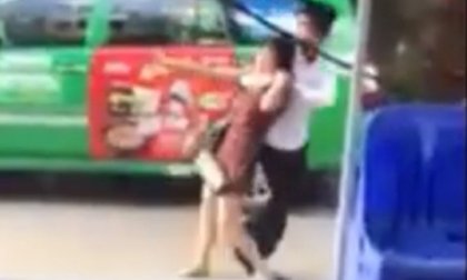 Chồng kề dao vào cổ vợ lôi dọc hồ Đền Lừ (Hà Nội)