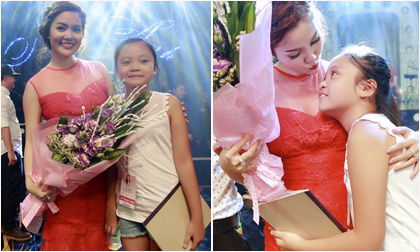 Xúc động khoảnh khắc con gái Ngọc Anh ôm hoa tặng mẹ