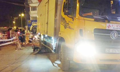 Mẹ chết, bé 2 tuổi khóc thét bò ra từ gầm xe tải