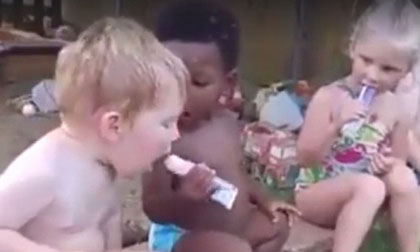 'Chết cười' với cậu bé tiếc rẻ vì cho bạn mút kem