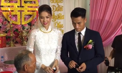 Kỳ Hân tươi cười rạng rỡ trong lễ ăn hỏi với Mạc Hồng Quân