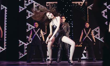 Ngọc Trinh nhảy sexy khoe giọng, công phá sân khấu 'Đêm hội chân dài 10'