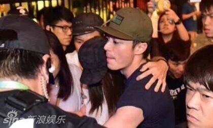 Hoắc Kiến Hoa ôm chặt Lâm Tâm Như giữa 'rừng' fan vây kín