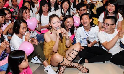 Minh Hằng 'quậy' tưng bừng cùng fan trong tiệc sinh nhật sớm