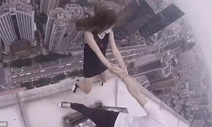 Cặp đôi đùa nghịch tung tăng trên nóc tòa nhà cao 'ngất trời'
