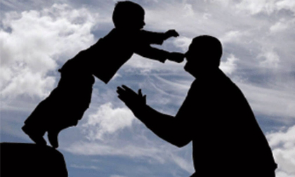 Bố bật khóc khi biết lý do con trai không chịu xin lỗi dù bị phạt quỳ suốt 3 tiếng