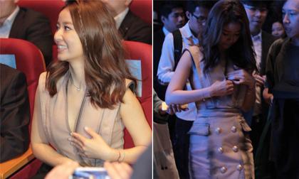 Lâm Tâm Như liên tục lấy tay che ngực khi diện váy xẻ sâu