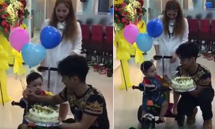 Phan Hiển hạnh phúc đón sinh nhật bên Khánh Thi