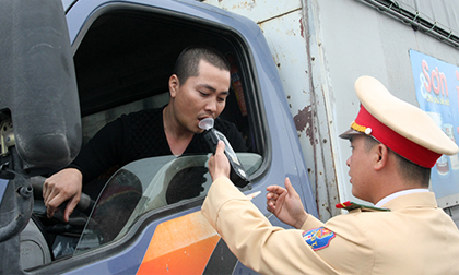 Từ 1/8, say rượu lái ô tô có thể bị phạt 18 triệu đồng