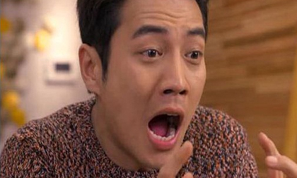 Đang ở với bồ nhí thì giọng vợ vang lên: 'Mở cửa đi, em đưa áo mưa cho mặc đã'