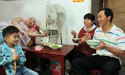 Người phụ nữ sống hạnh phúc với chồng cũ - chồng mới dưới một mái nhà