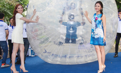 Diễm Hương, Văn Mai Hương tự tin dưới nắng với sữa tắm kháng khuẩn Antabax