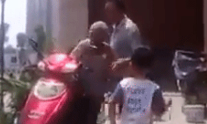 Ông bố đánh bà dã man ngay trước mặt con khiến dân mạng 'dậy sóng'