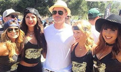 Đi chơi không có Angelia Jolie, Brad Pitt được các fan nữ vây kín