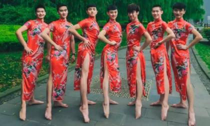 Dàn nam sinh mặc thời trang xường xám chụp ảnh tốt nghiệp