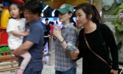 Vợ chồng Lee Young Ae đưa hai con sinh đôi đi công viên