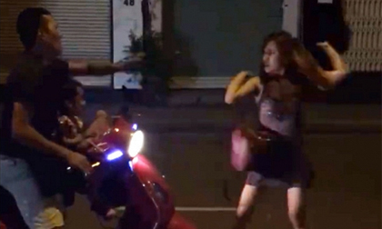 Vợ dùng mũ bảo hiểm đánh chồng túi bụi giữa đường mặc con khóc thét