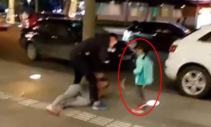 Chồng đánh vợ bỏ mặc con đứng khóc giữa phố