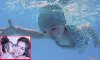 Cadie Mộc Trà chuyên nghiệp thực hiện bài tốt nghiệp lớp bơi