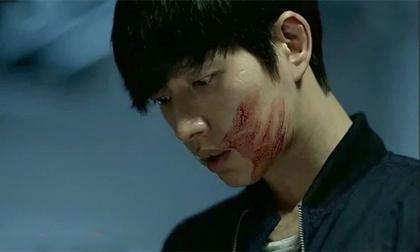 Bộ mặt thật của chồng lộ rõ khi anh từ nhà tắm bước ra với cây kéo dính máu trên tay