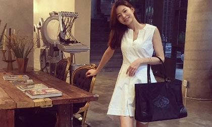 Bà xã Bae Yong Joon khoe vẻ đẹp tươi tắn dù đang bị ốm nghén