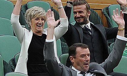 David Beckham khiến fans cảm động vì ánh mắt dành cho mẹ