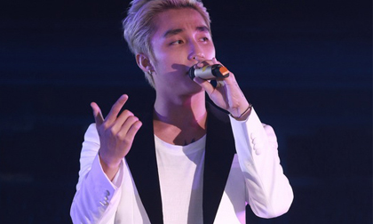 Sơn Tùng M-TP hát nhạc An Thuyên đầy xúc cảm trước cổng chùa