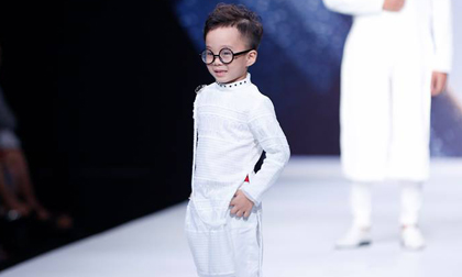 Ngắm vẻ ngộ nghĩnh của nhóc tì Kim Sơn trên sàn diễn Thời Trang & Cuộc Sống