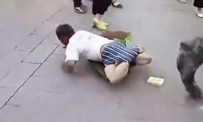 Bị tụt quần, gã ăn xin 'tật nguyền' lộ nguyên 2 chân lành lặn