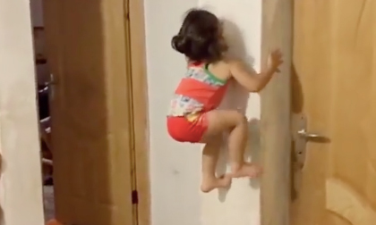 Bé gái 2 tuổi tập gym, leo trèo thoăn thoắt như người nhện