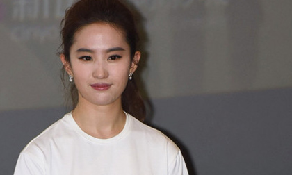 Lưu Diệc Phi bị soi gương mặt trang điểm 'nhem nhuốc'